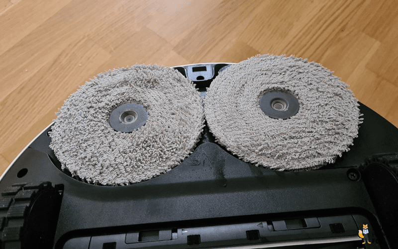 Die sauberen Wischpads des Dreame X40 Ultra sind nach der Wäsche an der Station zu sehen.